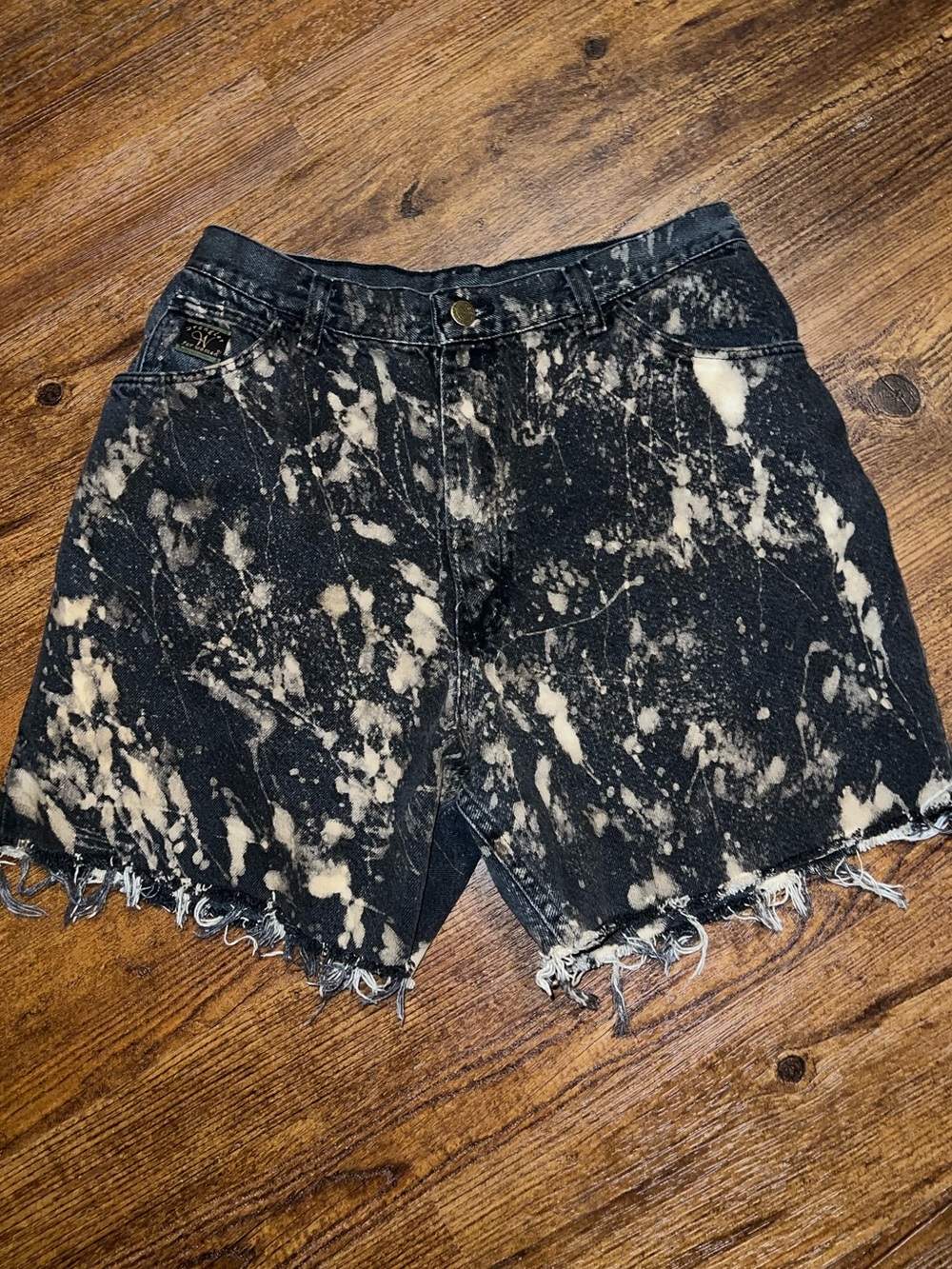 Wrangler Black Acid Wash Cream Splatter Denim Distressed Jean Shorts Size 14 - Picture 1 of 7